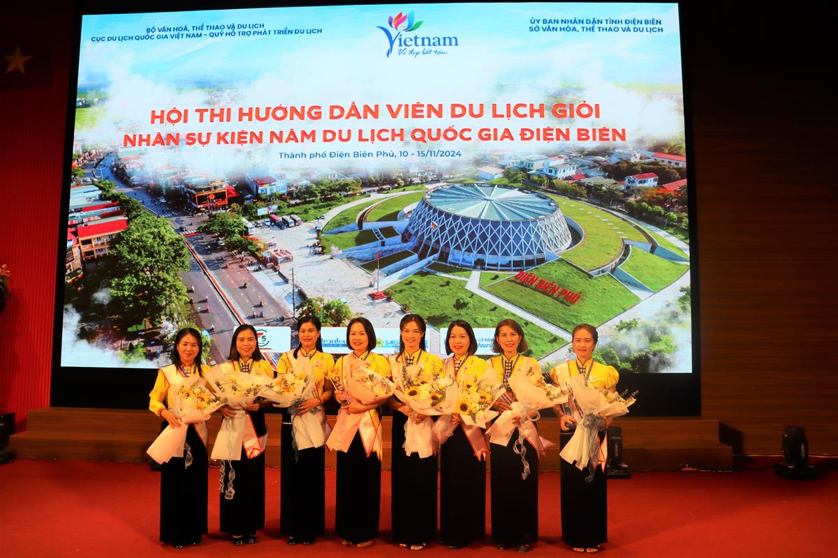 Các Hướng dẫn viên xinh đẹp tài giỏi của Ban Quản lý di tích đã đạt giải